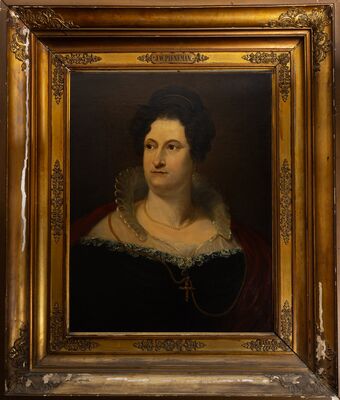 Geschilderd portret van een vrouw met donker opgestoken krullend haar, een parelketting en een donkere japon met kanten kraag en een rode mantel over de schouder. Op het plaatje in de vergulde lijst, die zichtbaar beschadigd is: J.W. Pieneman.