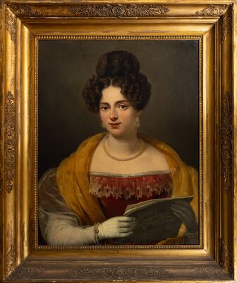 Geschilderd portret van een jonge vrouw met hoog opgestoken krullen, parelketting en pareloorbellen, in een rode japon met kant en een gele omslagdoek, met lange witte handschoenen. Zij houdt een bladmuziek vast met het opschrift Ballade de l'opéra La Dame blanche. In een rijk versierde vergulde lijst.