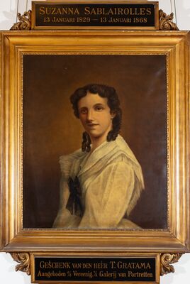 Geschilderd portret van een jonge vrouw met donkere pijpenkrullen, in een lichte japon met een zwarte strik op de schouder. Op het plaatje boven de lijst: Suzanna Sablairolles, 13 Januari 1829 – 13 Januari 1868; eronder: Geschenk van den heer T. Gratama.