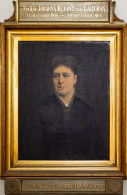 Donker geschilderd portret van een vrouw met opgestoken grijzend haar, in een zwarte japon met een smal kanten kraagje en een gouden broche. Op het plaatje boven de lijst: Maria Johanna Kleine geb. Gartman, 31 December 1818 – 30 September 1885; eronder: Geschenk van den schilder H.A. Sangster.
