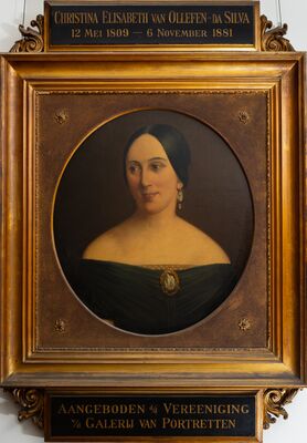 Geschilderd portret in een ovaal van een jonge vrouw met glad gescheiden donker haar, lange oorhangers en een donkergroene japon met blote schouders en een broche. Op het plaatje boven de lijst: Christina Elisabeth van Ollefen-da Silva, 12 Mei 1809 – 6 November 1881; eronder: Aangeboden d/d Vereeniging v/d Galerij van Portretten.
