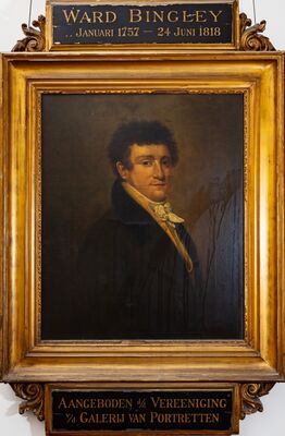 Geschilderd portret van een man met donker krullend haar, in een donkere jas met een hoge kraag en een witte gestrikte halsdoek. Op het plaatje boven de lijst: Ward Bingley, Januari 1757 – 24 Juni 1818; eronder: Aangeboden d/d Vereeniging v/d Galerij van Portretten.