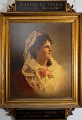 Geschilderd portret van een vrouw in profiel naar rechts, met een kanten kap en sluier, een witte omslagdoek en een tuiltje roze rozen op de borst. Linksonder gesigneerd: G. v. Hove. Op het plaatje boven de lijst: Sophie de Vries, 2 Maart 1839 – 13 Maart 1892; eronder: Aangeboden d/d Vereeniging v/d Galerij van Portretten.