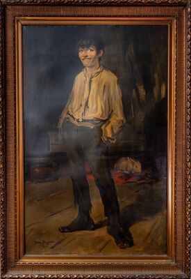 Geschilderd portret ten voeten uit van een jonge figuur met kort donker haar in een wijd crèmekleurig hemd, donkere broek en blote voeten, de handen in de zakken, in een schemerig interieur. Rechts op de vloer ligt een konijn op een rode doek. Linksonder de signatuur H. van Meegeren 1923.