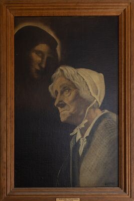Geschilderd portret van een oudere vrouw met een witte kap en omslagdoek, omhoogkijkend; achter haar doemt in het donker een tweede, gesluierde figuur op. Op het plaatje onder de lijst: Esther de Boer-van Rijk als Kniertje in Op hoop van zegen van Herman Heyermans, door Foeke Kamstra.