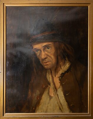 Geschilderd portret van een man met halflang haar onder een donkere muts met rode band, in een bruine jas over een crèmekleurig hemd met halsdoek, tegen een donkere achtergrond. Hij kijkt de toeschouwer recht aan. In een eenvoudige blanke houten lijst.