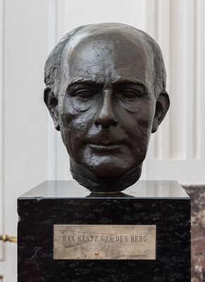 Bronzen kop van een man met een hoog, kaal voorhoofd en zware wenkbrauwen, op een sokkel van zwart graniet. Op het messing plaatje: HAN BENTZ VAN DEN BERG, en daaronder: 1974, beeldhouwer H.J.J. Dannenburg.