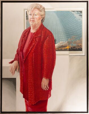 Geschilderd portret ten voeten uit van een vrouw met kort blond haar in een felrode geweven mantel over een rode jurk, staand naast een witte richel. Achter haar hangt een ingelijste prent met wolken en een blauwgroen veld met witte stippen. Op de lijst een plaatje: CHRISTINE DEUTEKOM.