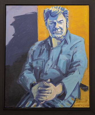 Modern geschilderd portret in blauw en geel: een man met blond haar in een lichtblauw overhemd, de armen over elkaar en de handen ineen, tegen een vlak van geel naast een grijspaars vlak met een geschilderde schaduw. Rechtsonder gesigneerd S. Kramer en C. v Herwijnen. In een donkere lijst.