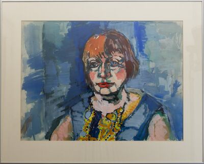 Aquarel van een vrouw met kort roodbruin haar en donkere ogen, in een blauwe mouwloze jurk met gele kralenkettingen, tegen een achtergrond van blauwe en grijsgroene vegen. Wit passe-partout in een smalle lijst.