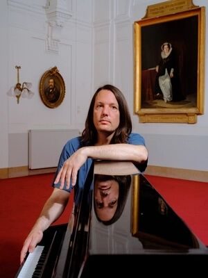 Thijs van Vuure leunt over een piano