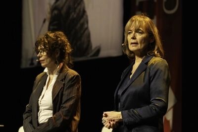 Beeld bij Saskia Belleman, Petra Urban & Wilson Boldewijn - Naakt voor de rechter: twee sprekers staan naast elkaar op het podium met headsetmicrofoons; achter hen hangt een grote rechtbanktekening.