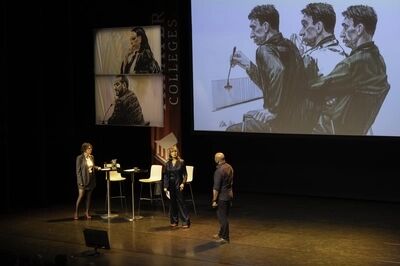 Beeld bij Saskia Belleman, Petra Urban & Wilson Boldewijn - Naakt voor de rechter: drie sprekers staan op een podium bij twee statafels. Op de schermen achter hen zijn rechtbanktekeningen van verdachten en advocaten te zien.