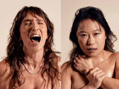 Campagnebeeld voor THE SCREAM: twee portretten naast elkaar tegen een zandkleurige achtergrond. Links schreeuwt een danseres met nat haar met open mond en gesloten ogen; rechts kijkt een danseres met nat haar in de camera terwijl ze haar eigen pols vasthoudt.