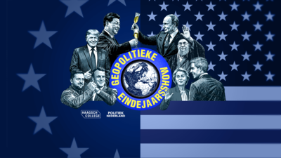 Campagnebeeld voor Geopolitieke Eindejaarsshow 2026: een collage van gravureachtige portretten van wereldleiders, van wie er twee met champagne proosten, rondom een blauw logo met wereldbol en de tekst 'GEOPOLITIEKE EINDEJAARSSHOW'. De achtergrond is een Amerikaanse vlag; onderaan staan de logo's van Haagsch College en Politiek Nederland.