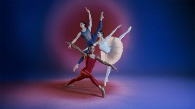 Campagnebeeld voor Ballet Vibes: drie balletdansers tegen een blauwrood verlopende achtergrond — een danser in een blauw pak met een been hoog geheven, een danseres in een wit tutu op spitzen met gestrekte arm, en op de voorgrond een danseres in een rood pak in een wijde uitval.