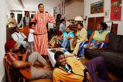 Meerdere generaties Surinaamse Nederlanders in huiskamer. 
