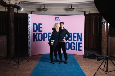 Janni Goslinga en Eelco Smits voor de fotowand op de première van De Kopenhagen Trilogie