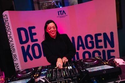 DJ achter de dj booth