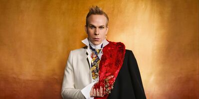 Campagnebeeld voor Richard III: een speler met blonde kuif staat voor een goudkleurige achtergrond, in een wit jasje met daarover een zwarte jas met rode bontkraag. Zijn hand, vol ringen, zit onder het bloed.