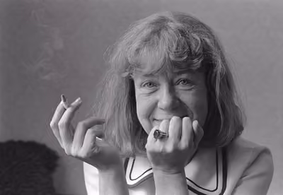 Tove Ditlevsen zit met haar hand onder haar hoofd en in de andere hand een sigaret
